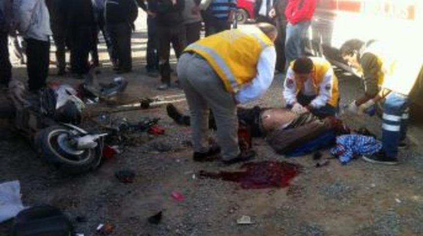 Kazada &Ouml;len Motosikletliyi Hayata D&ouml;nd&uuml;rmek I&ccedil;in Kalp Masajı Uyguladılar