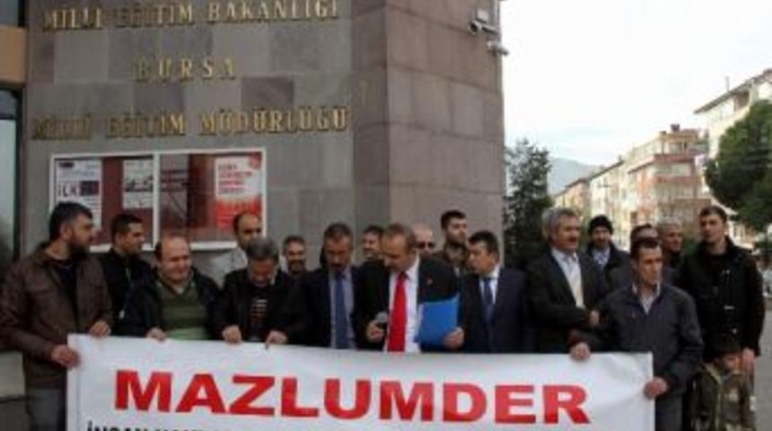 Mazlum'der &Uuml;yeleri Milli Eğitim M&uuml;d&uuml;rl&uuml;ğ&uuml; &Ouml;n&uuml;nde Toplanarak Baş &Ouml;rt&uuml;s&uuml;ne Sınırsız &Ouml;zg&uuml;rl&uuml;k İstedi