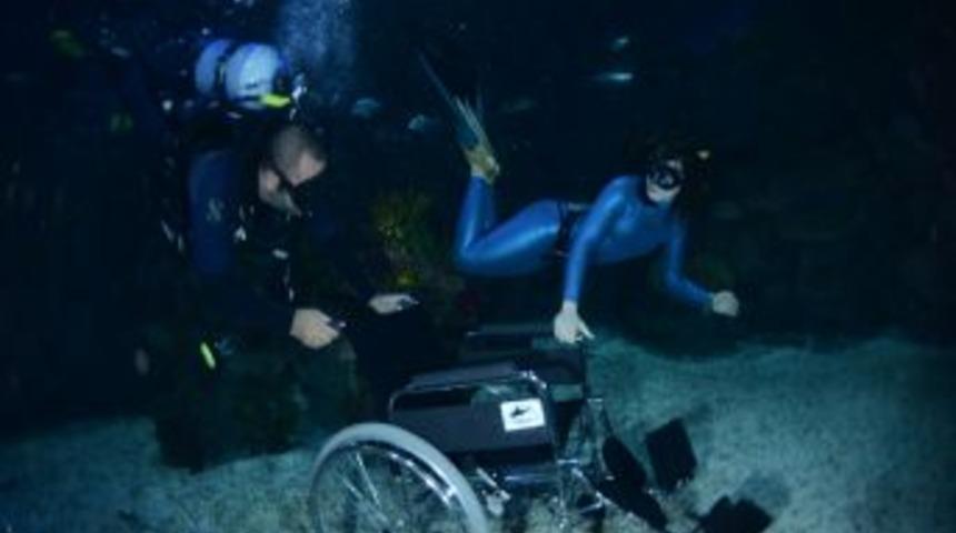 Engelli Sporcular K&ouml;pek Balıklarına Dokundu