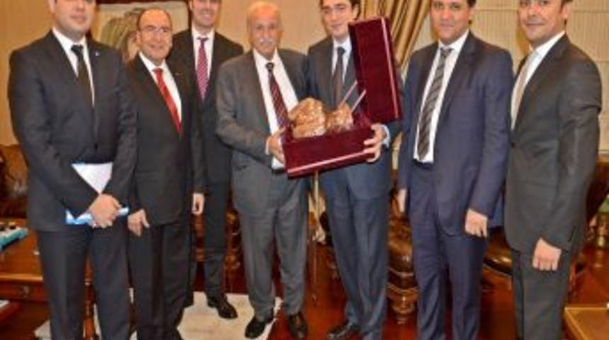 H&uuml;sn&uuml; &Ouml;zyeğin, SANKO Holding&rsquo;i Ziyaret Etti