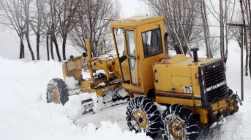 Sivas'ta Karla M&uuml;cadele S&uuml;r&uuml;yor