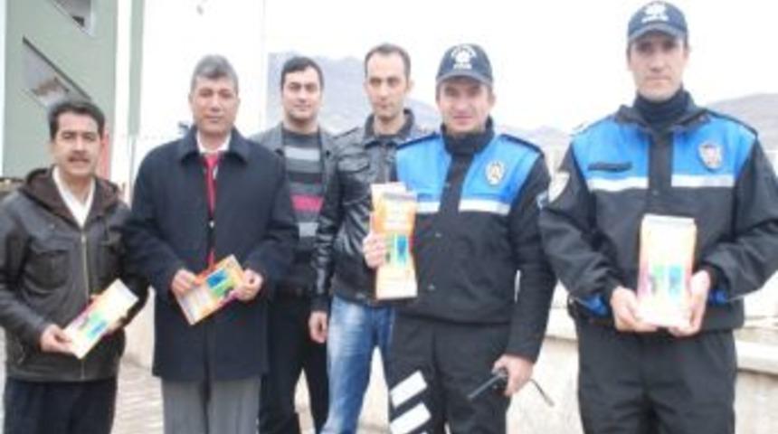 Hani Polisi Vatandaşlara Broş&uuml;r Dağıttı