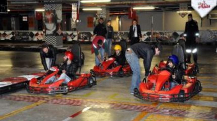 25 G&ouml;n&uuml;ll&uuml; Go-kartta Yarıştı