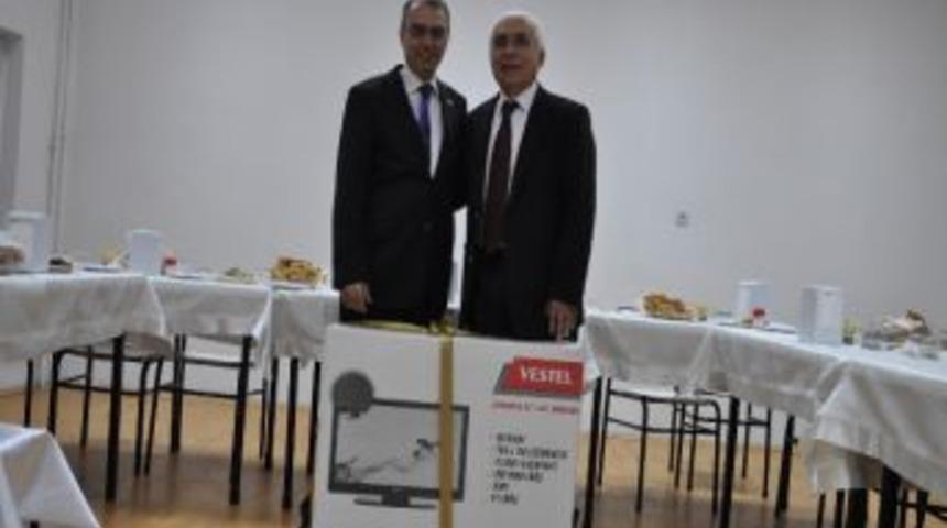 &Ccedil;imenoğlu Alaplı Myo&rsquo;ya Televizyon Hediye Etti