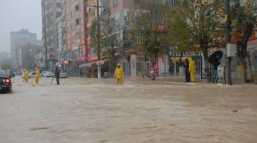 Yağmur Elazığ Merkezi Sular Altında Bıraktı