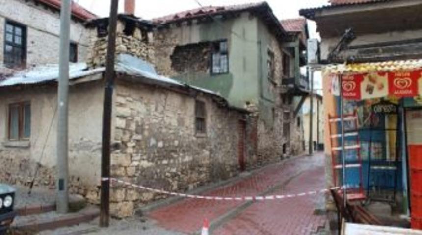 Beyşehir&rsquo;de Tescilli Yapılar Yıkılıyor