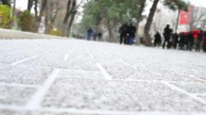 Kırklareli&rsquo;de Kar &Ccedil;ocukların Y&uuml;z&uuml;n&uuml; G&uuml;ld&uuml;rd&uuml;