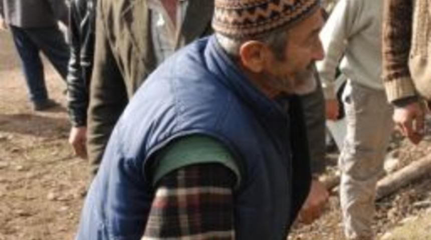 Sele Kapılarak &Ouml;len Anne Ve 7 Aylık Kızı Yan Yan Toprağa Verildi