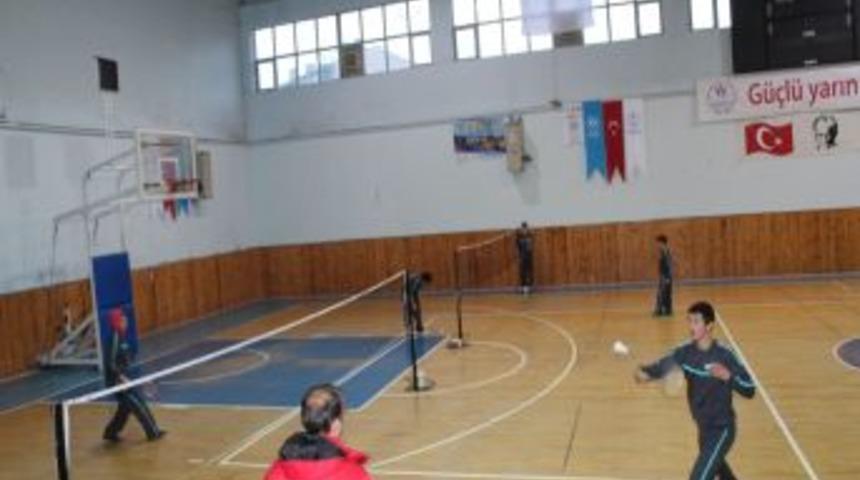 Bayburt Polisi &Ouml;ğrencilere Badminton Oynamayı &Ouml;ğretiyor