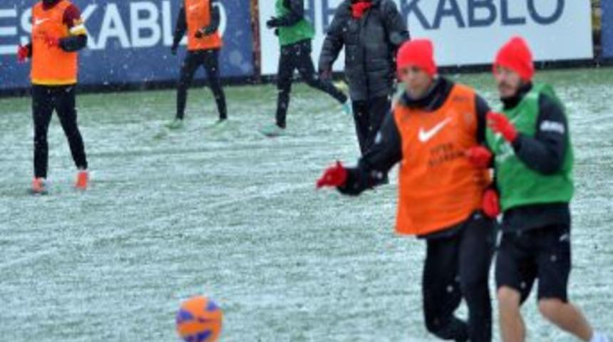 Galatasaray Kar Altında &Ccedil;alıştı