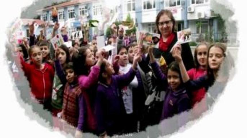 Aydınlı &Ouml;ğrencilerin Tebrik Kartı Coşkusu
