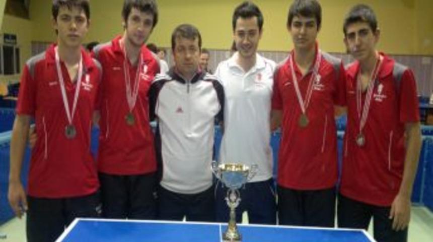 &Ouml;zel Yamanlar Koleji Masa Tenisinde Şampiyon Oldu