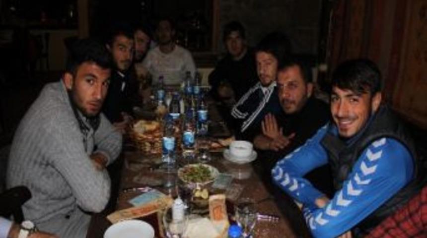 B&uuml;y&uuml;kşehir Belediyespor Futbolcuları Ve Y&ouml;netici Kadrosu Moral Yemeğinde Buluştu