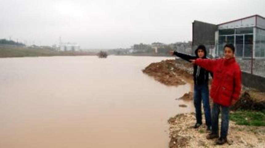 Şiddetli Yağış Nedeniyle Taşan Dere, K&ouml;pr&uuml;y&uuml; Yıktı