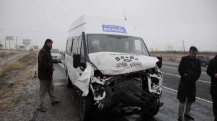 Nevşehir&rsquo;de Minib&uuml;sle Otomobil &Ccedil;arpıştı: 2 &Ouml;l&uuml;, 9 Yaralı