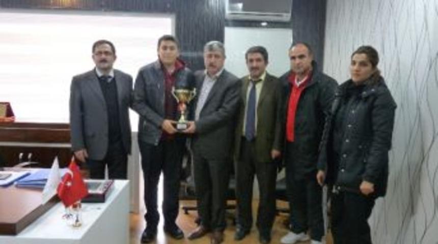 Şampiyon &Ouml;ğrencilere Hediye