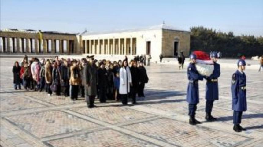 İzmirli Kadınlar Anıtkabir'i Ziyaret Etti