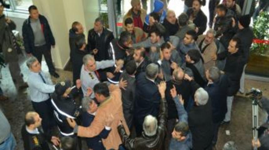 D&uuml;kkanları Yağmur Altında Kalan Esnaf Belediyeyi Bastı