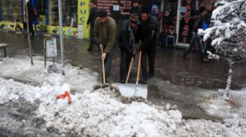 Sarıkamış Bayraklı Kayak Merkezi'nde Kar Kalınığı 125 Santimetre