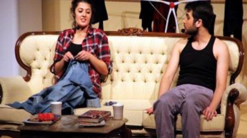 C&uuml;&rsquo;de &lsquo;ayrılık&rsquo; Oyunu Sahnelendi