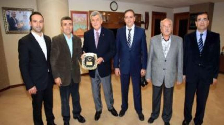 Karaosmanoğlu Dernek Y&ouml;netimlerini Kabul Ediyor