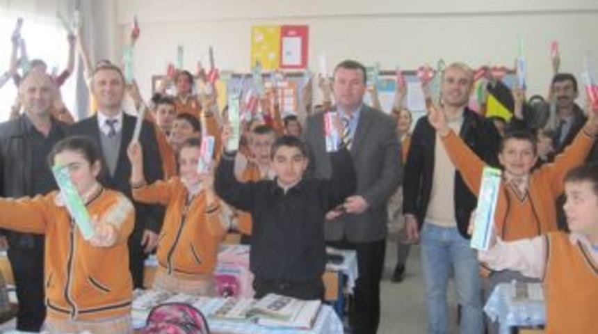 &Ccedil;aybaşı Kaymakamlığı &Uuml;cretsiz Diş Fır&ccedil;ası Ve Macunu Dağıttı