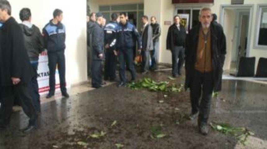 Adana&rsquo;da Esnaf B&uuml;y&uuml;kşehir Belediyesini Bastı