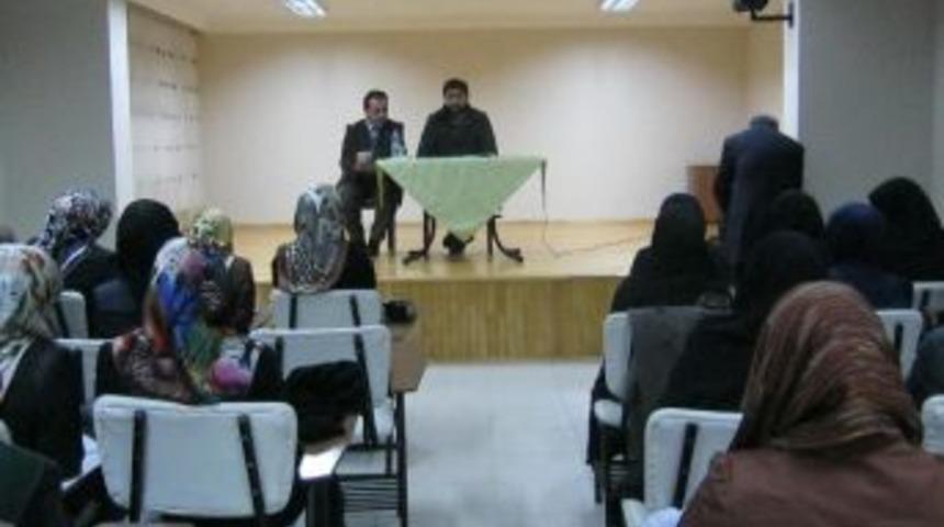 Gazeteci &Ouml;zk&ouml;se &ldquo;islam Coğrafyasına Bir Bakış&rdquo; Konferansında Konuştu