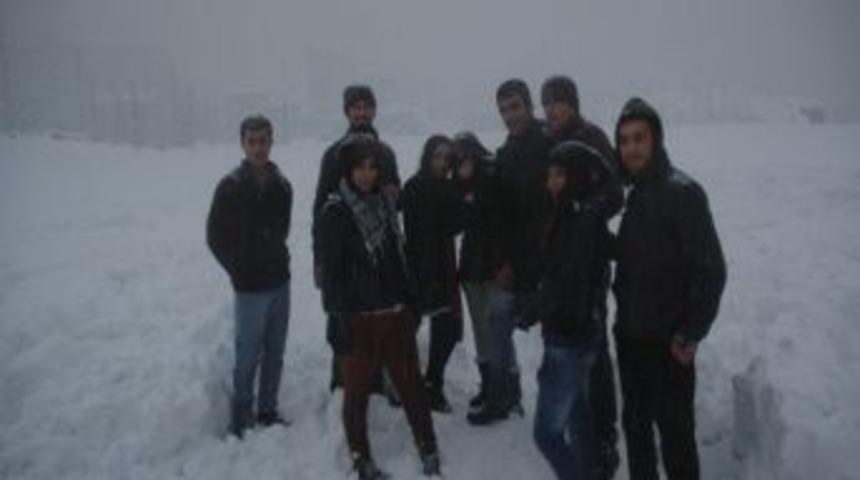 &Uuml;niversite &Ouml;ğrencilerinin Kartopu Sevinci