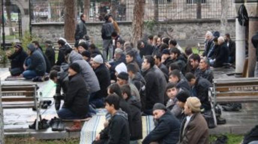 Cuma Namazı Yağmur Dinlemedi