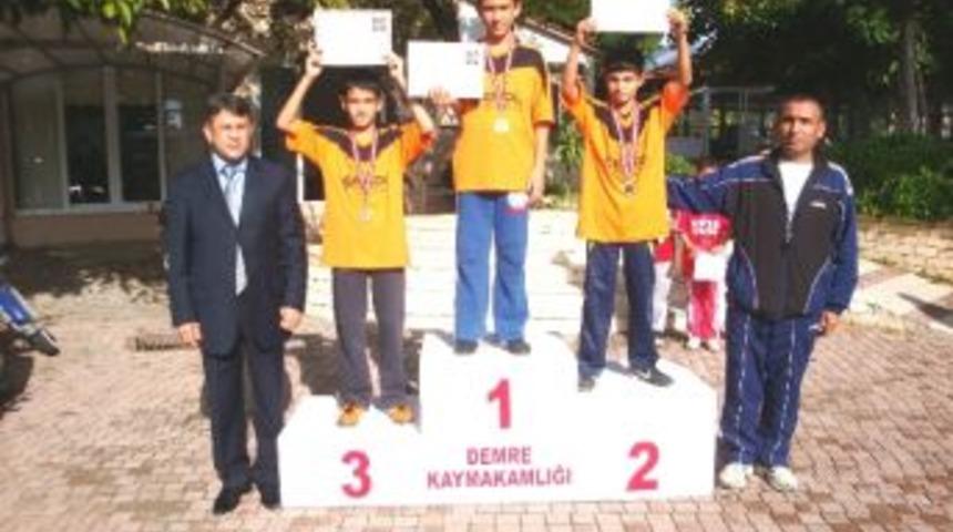 Demre&rsquo;de Atat&uuml;rk Kır Koşusu D&uuml;zenlendi