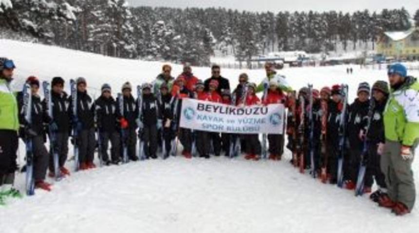 Sarıkamışlı &Ccedil;ocuklara Kayak Malzemesi Dağıtıldı