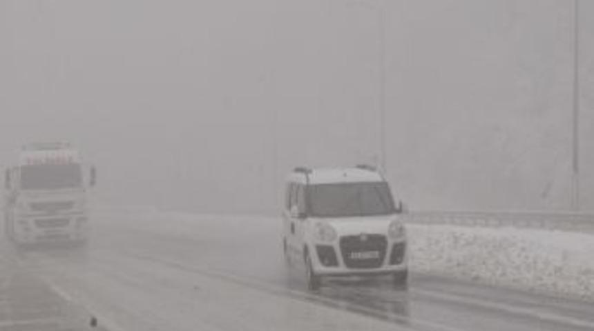 Bolu Dağı&rsquo;nda Kar Yağışı S&uuml;r&uuml;yor