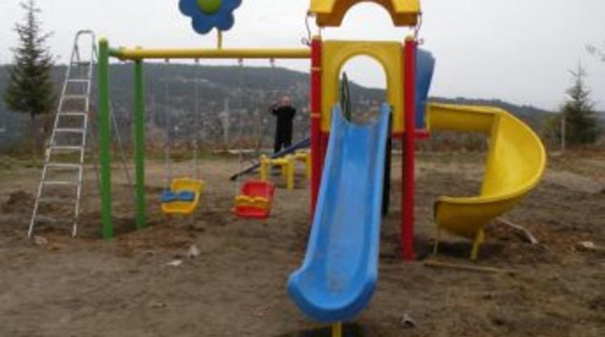 &Ccedil;amlıyayla Belediyesi, Okulların Oyun Parklarını Yeniliyor