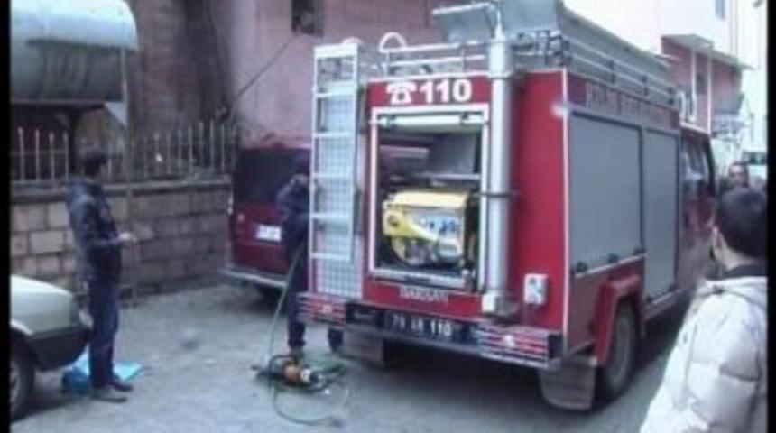 Demir Parmaklıklara Saplanan Kediyi İtfaiye Kurtardı