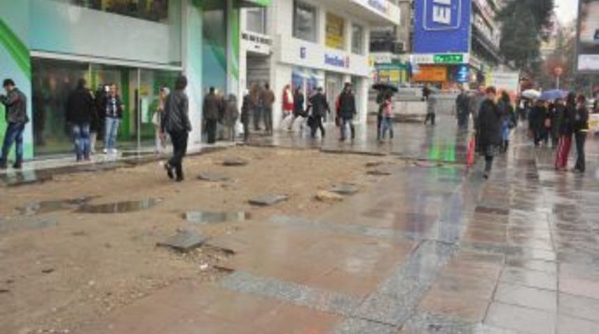 Bina Sahipleri Dava Açınca Belediye Kaldırımları Sahiplerine Devretti