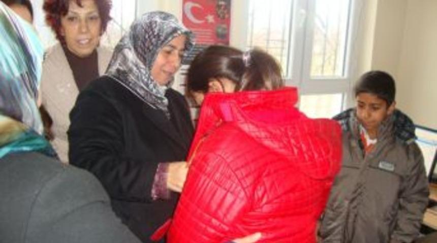 Malatya AK Parti, K&ouml;y Ortaokulunda Giyecek Dağıttı