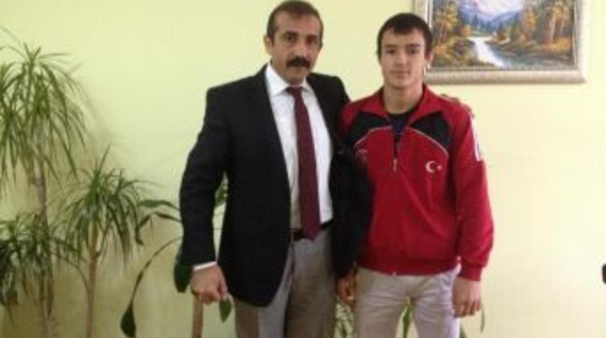 Sungurlu Belediyesi Başarılı G&uuml;reş&ccedil;iyi &Ouml;d&uuml;llendirdi