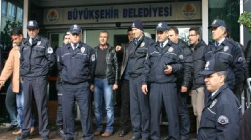 D&uuml;kkanları Yağmur Suları Altında Kalan Esnaf Belediyeyi Bastı