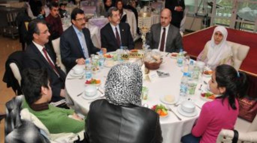 Ke&ccedil;i&ouml;ren Protokol&uuml; Ihtiya&ccedil; Sahibi Ailelerle Yemekte Buluştu