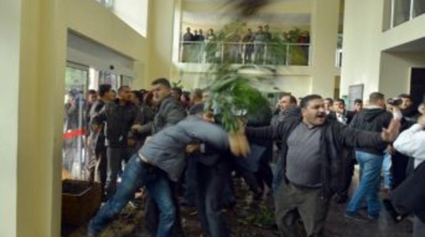 Adana'da Esnafın Belediye Baskını