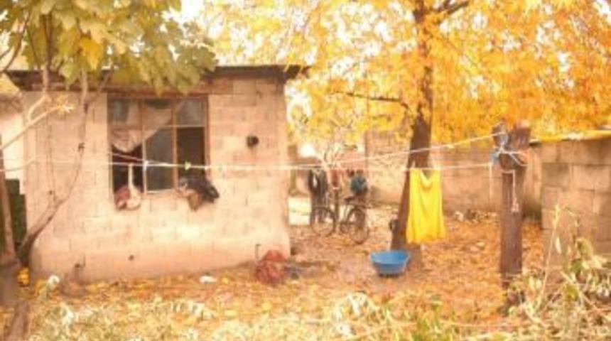 5 Kişilik Aile Tek Odalı Barakada Hayat M&uuml;cadelesi Veriyor