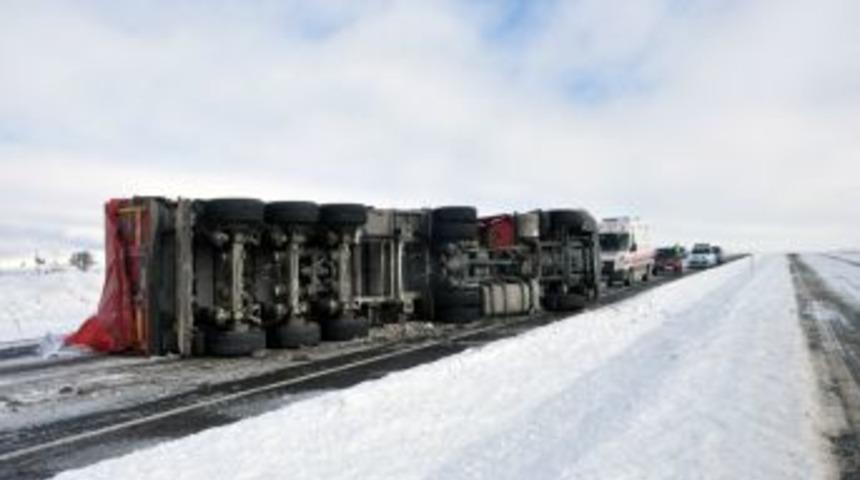 Buzlanan Yolda Kamyon Devrildi: 1 Yaralı