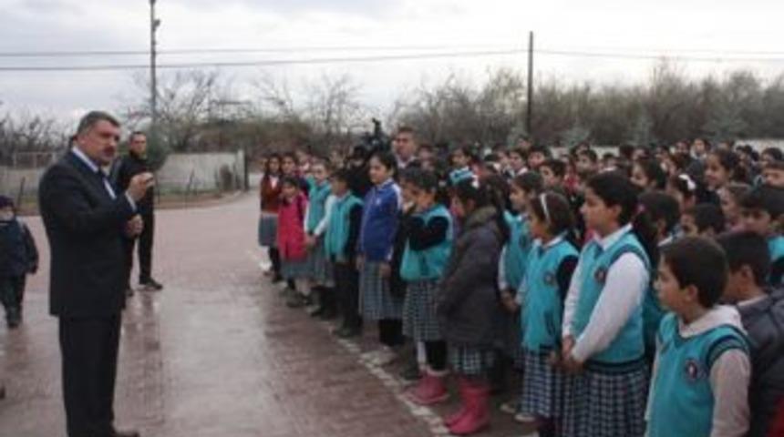 Hayırsever avukattan &ouml;ğrencilere jest