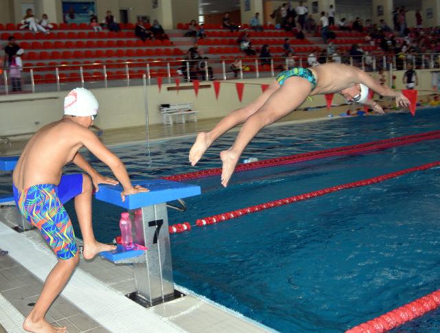 Vanlı çocuklar, olimpik havuzda yüzme öğreniyor