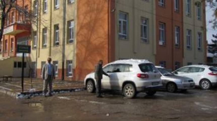 Atat&uuml;rk İlkokulu Bah&ccedil;esi Ara&ccedil; Trafiğine Kapatıldı