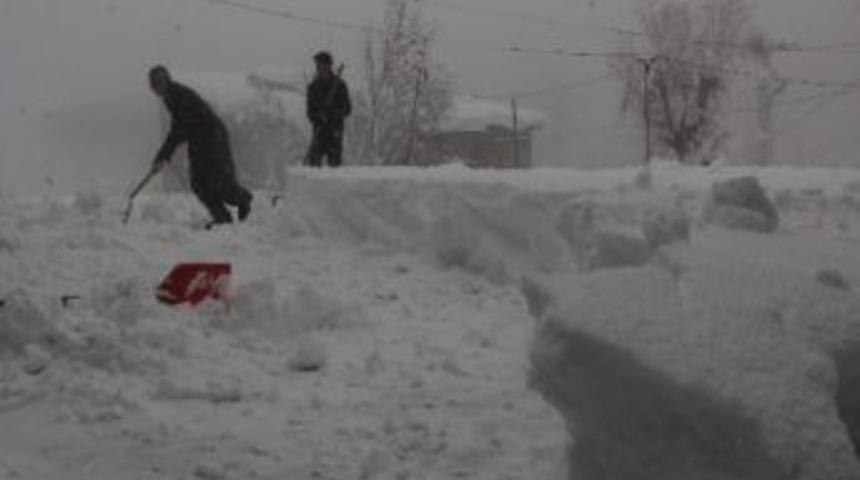 Hakkari&rsquo;ye Kar Bir Yağdı Pir Yağdı