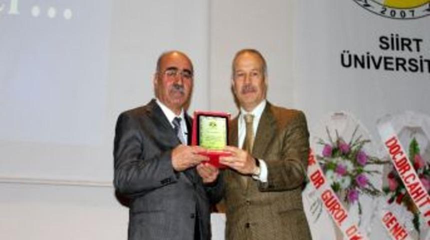 Siirt &Uuml;niversitesi'nde 'eğitimin İnşasında Eğitimcinin Paradigması &Uuml;zerine' Konulu Konferans