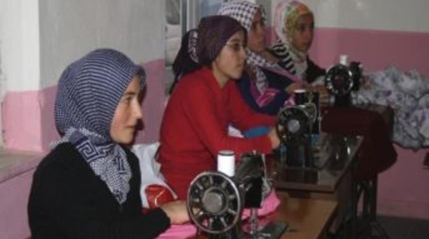 &Ccedil;eyizlerini Halk Eğitim Kursunda Hazırlıyorlar