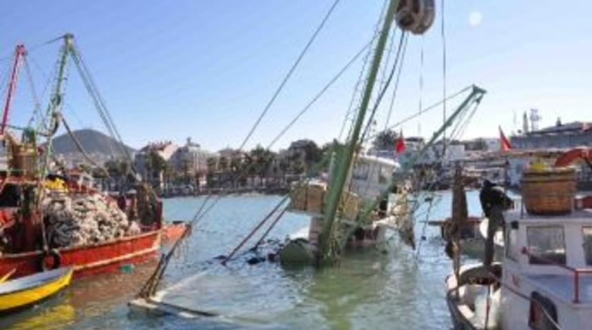 Kuşadası&rsquo;nda İki Balık&ccedil;ı Teknesi Battı